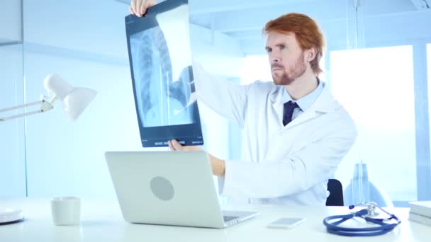 Ciddi doktor incelenirken X-ray hasta, akciğerler ve göğüs kafesi — Stok video