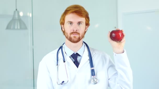 Doctor Holding Red Apple para expressar um estilo de vida saudável — Vídeo de Stock