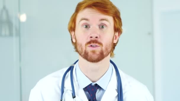 Zblízka pohled webkamery lékaře dělat Video Chat, — Stock video