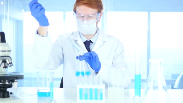 Científico ocupado haciendo investigación y reacción en el laboratorio — Vídeos de Stock