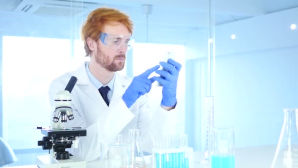 Scientifique utilisant un smartphone en laboratoire — Video