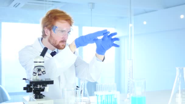 Cientista imaginando Nova ideia em Laboratório, Trabalho de Pesquisa — Vídeo de Stock