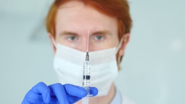 Houden van injectie, Close Up van Redhead Doctor in klaar masker te injecteren — Stockvideo