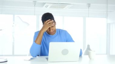 Afro-Amerikan adamla baş ağrısı, gerginlik ve stres