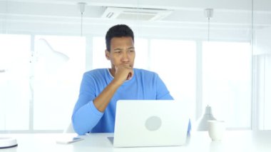 Düşünme ve dizüstü bilgisayarda çalışma Afro-Amerikan adam