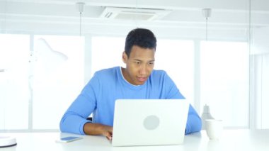 Afro-Amerikan adam kutluyor başarı, heyecan yüksek düzeyde