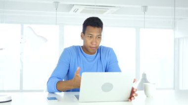 Afro-Amerikan adam kızgın iş kaybı için tepki,