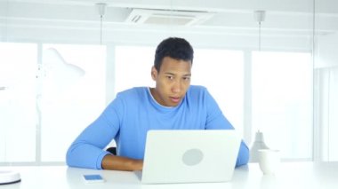 Şok, hayrete ve Afro-Amerikan erkek merak