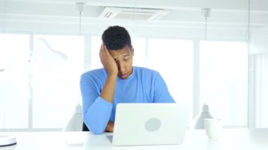 İş yerinde oturan yorgun Afro-Amerikan adam