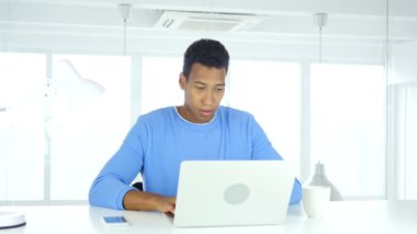 Hasta genç Afro-Amerikan adam öksürük, öksürük ve boğaz boğaz