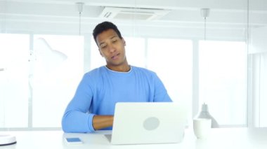 Germe ve Office vücutta rahatlatıcı genç Afro-Amerikan adam