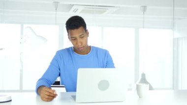 Afro-Amerikan adam Online alışveriş, kredi kartı ile ödeme meşgul