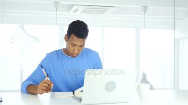 Yazma ve dizüstü bilgisayarda çalışma evrak,