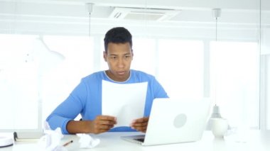 Üzgün üzgün Afro-Amerikan adam ofiste sorunları