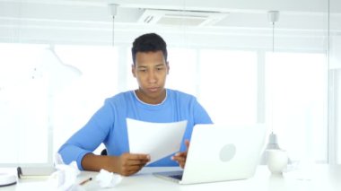 Afro-Amerikan adam Office evrak işi yaparken hayal kırıklığına