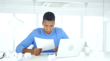 Cevap, iş yerinde belgeler üzerinde çalışan Afro-Amerikan adam buldum