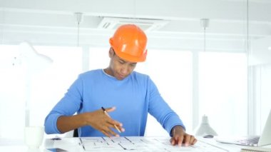 Blueprint ofisinde çalışan genç bir mimari mühendis