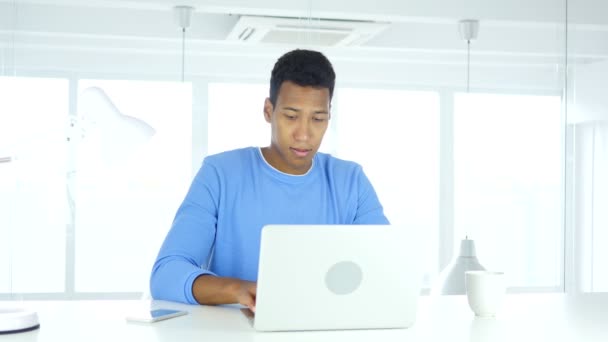 Afro-Américain de travail sur ordinateur portable au bureau — Video