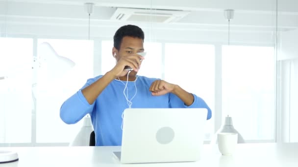 Afro-Amerikaanse Man dansen en het luisteren van muziek op Smartphone — Stockvideo