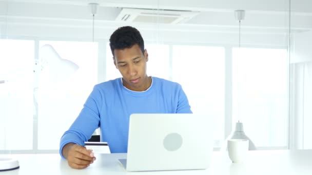 Afro-amerykański człowiek zajęty w zakupy Online, płatności kartą kredytową — Wideo stockowe