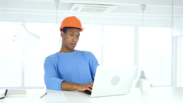 Afro Amerikaanse Ingenieur Bezig Met Laptop Office — Stockvideo