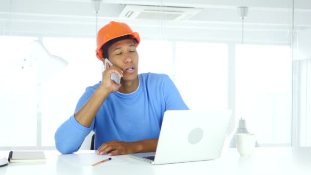 Ingeniero Arquitectónico hablando por teléfono, asistiendo a la llamada en el trabajo — Vídeos de Stock