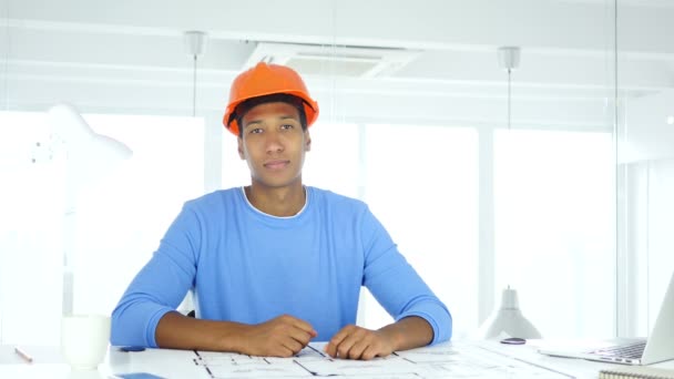 Sorrindo Engenheiro de Arquitetura Afro-Americano Olhando para Câmera — Vídeo de Stock