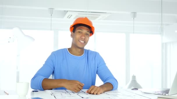 Başparmak yukarıya iş yerinde Afro-Amerikan mimari mühendis tarafından — Stok video