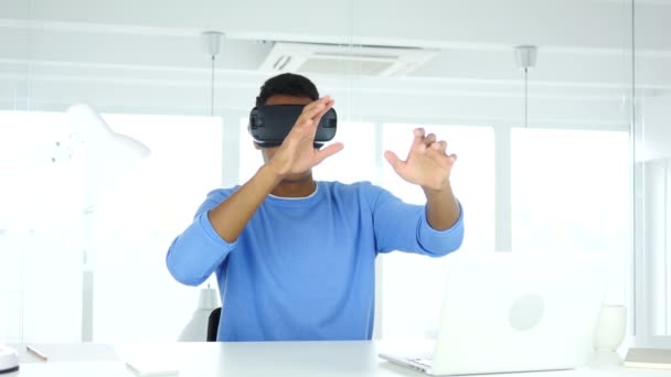 Uomo che indossa occhiali di realtà virtuale in ufficio. utilizzando con Smartphone VR maschera — Video Stock