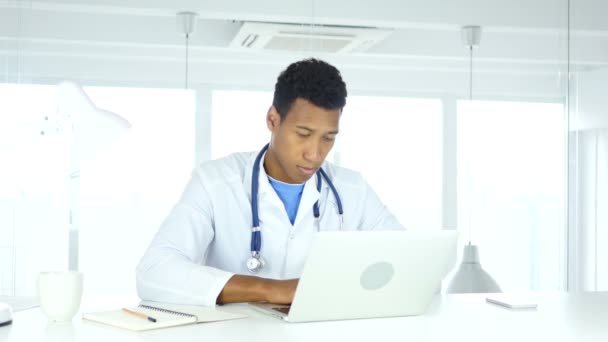 Afro-American läkare att skriva på Laptop på sjukhus — Stockvideo