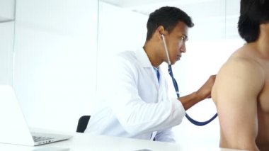 Akciğerler stetoskop ile kontrol, hastanın sağlık inceleyerek doktor