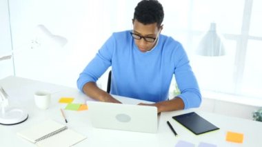 Dizüstü bilgisayar, heyecan çalışırken başarı kutluyor