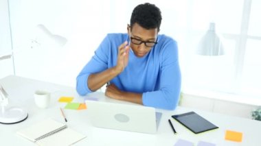 Afro-Amerikan yaratıcı tasarımcı ofisinde uyku