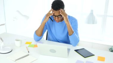 Kaybı, hata ve trajedi tarafından Afro-Amerikan yaratıcı tasarımcı için üzgün