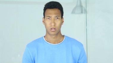Başparmak aşağı Afro-Amerikan adam tarafından