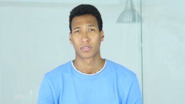 Başarılı genç Afro-Amerikan adam zafer işareti