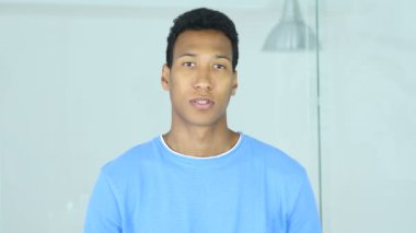 Merhaba, el genç Afro-Amerikan adam sallayarak