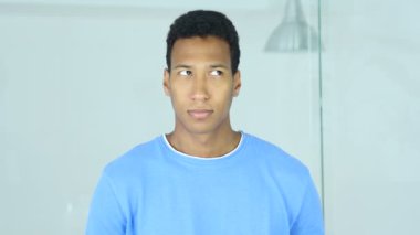 Dikkatli bir şekilde gizli dinleme genç Afro-Amerikan adam