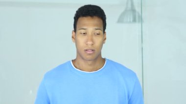 Hasta genç Afro-Amerikan adam öksürük, öksürük ve boğaz boğaz