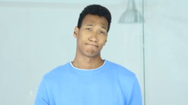 Aşk Afro-Amerikan adam tarafından kalp işareti