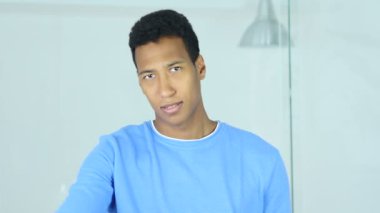 Parmak kamera doğru işaret eden genç Afro-Amerikan adam
