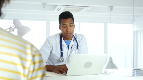 C sağlık hakkında tartışmaya hastayla konuşuyor Afro-Amerikan olumlu doktor — Stok video