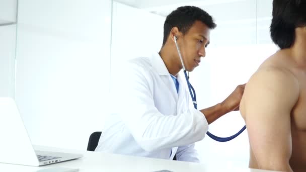 Ο γιατρός τον έλεγχο των πνευμόνων με το στηθοσκόπιο, την εξέταση της υγείας του ασθενούς — Αρχείο Βίντεο
