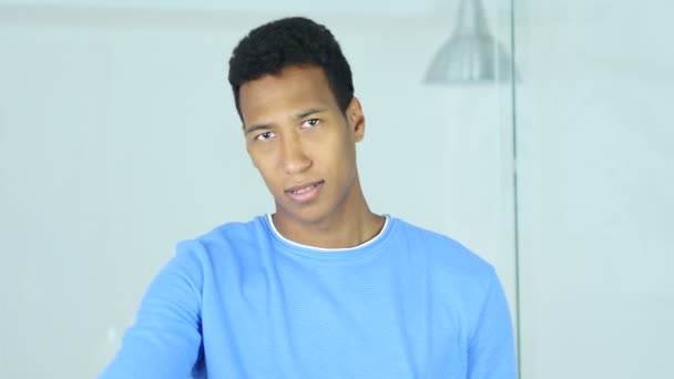 Parmak kamera doğru işaret eden genç Afro-Amerikan adam — Stok video