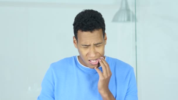 Homem Afro-Americano com Dor de Dente, Dor nos Dentes — Vídeo de Stock