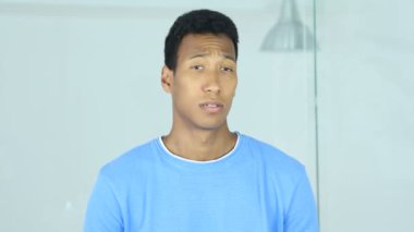 Orta parmak gösterilen kızgın Afro-Amerikan adam portresi