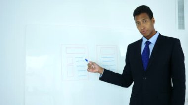 Afro-Amerikan işadamı çizim Web Tasarım ofisinde beyaz tahta üzerinde