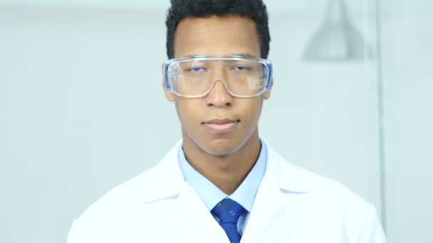 Close-up de Reseach Cientista, Doutor em óculos de proteção — Vídeo de Stock