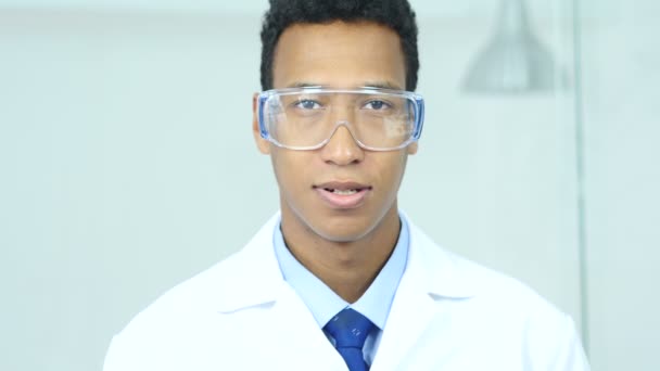 Крупним планом усміхнений вчений, доктор в захисних окулярах — стокове відео