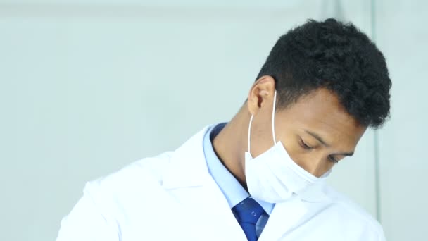 Doctor in Mask Holding Injection, Ready to inject — Stock Video